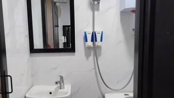 Ducha, jabón, shampoo, papel higiénico