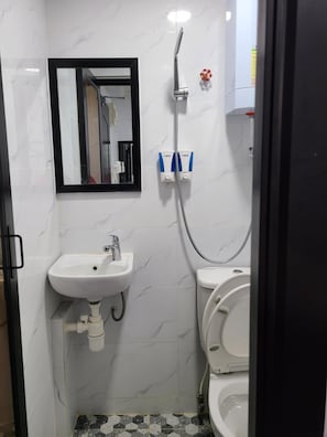 Shower, soap, shampoo, toilet paper - Hostel 16 (Kowloon)