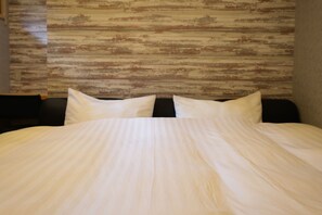 Quarto duplo básico | Escrivaninha, Wi-Fi de cortesia, roupa de cama