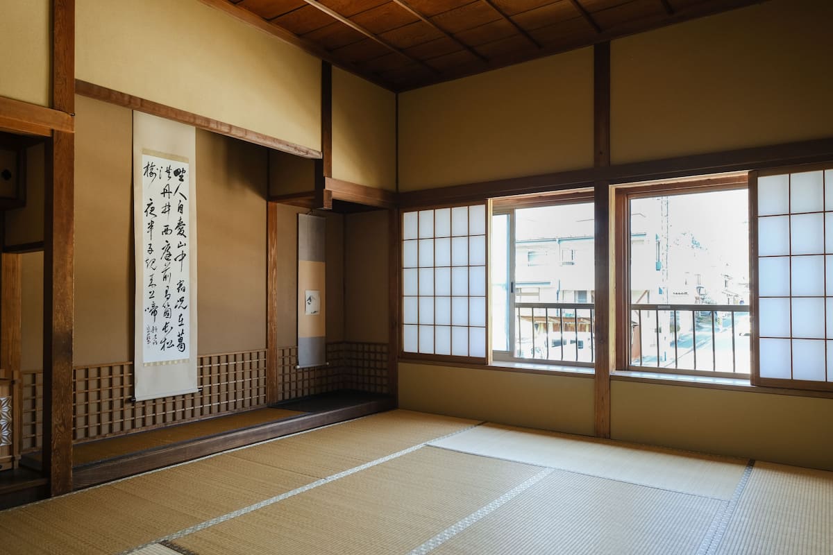 Ein traditioneller japanischer Raum mit Tatami-Böden, Schiebetüren und einem Shoji-Bildschirm.