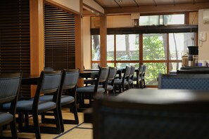 Café da manhã (JPY 1500 por pessoa)