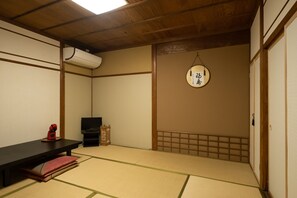 Economy Room, Non Smoking, No Windows | Desk, free WiFi, bed sheets