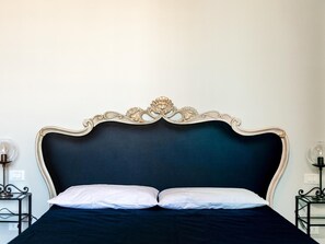 Desk, free cots/infant beds, free WiFi, bed sheets - B&B Stupido Hotel (Florence)