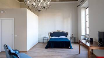 Escritorio, cunas gratuitas, wifi gratis y ropa de cama