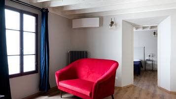 Escritorio, cunas gratuitas, wifi gratis y ropa de cama