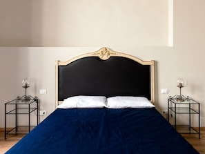 Escrivaninha, berços grátis, Wi-Fi de cortesia, roupa de cama
