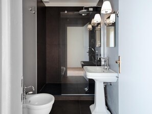 Shower, rainfall showerhead, hair dryer, bidet - B&B Stupido Hotel (Florence)