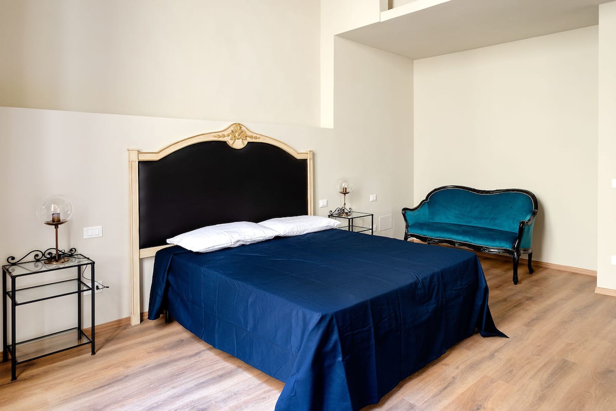 Superior driepersoonskamer | Een bureau, gratis babybedden, gratis wifi, beddengoed