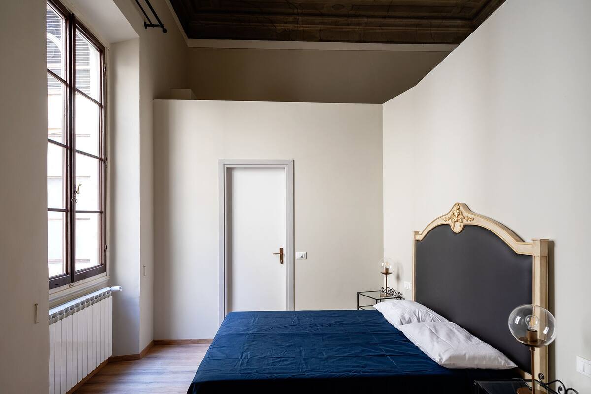 Desk, free cots/infant beds, free WiFi, bed sheets