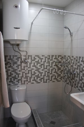 Basic-Dreibettzimmer | Badezimmer | Dusche, kostenlose Toilettenartikel, Haartrockner, Hausschuhe