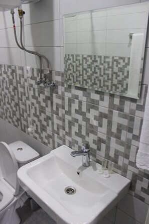 Douche, articles de toilette gratuits, sĂšche-cheveux, chaussons