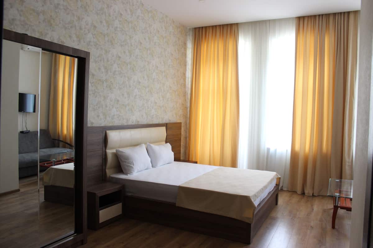 Double Room | 1 bedroom, soundproofing, iron/ironing board, free WiFi