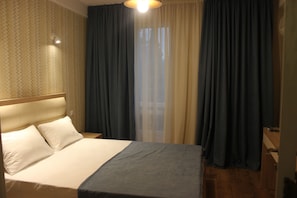 Basic-Doppelzimmer | Schallisolierte Zimmer, Bügeleisen/Bügelbrett, kostenloses WLAN