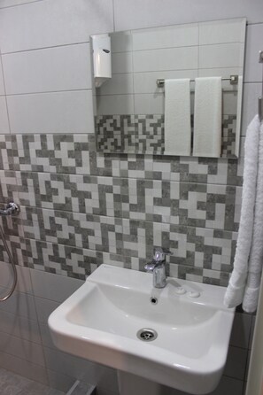 Phòng đôi cơ bản | Phòng tắm | Buồng tắm vòi sen, đồ dùng nhà tắm miễn phí, máy sấy tóc 