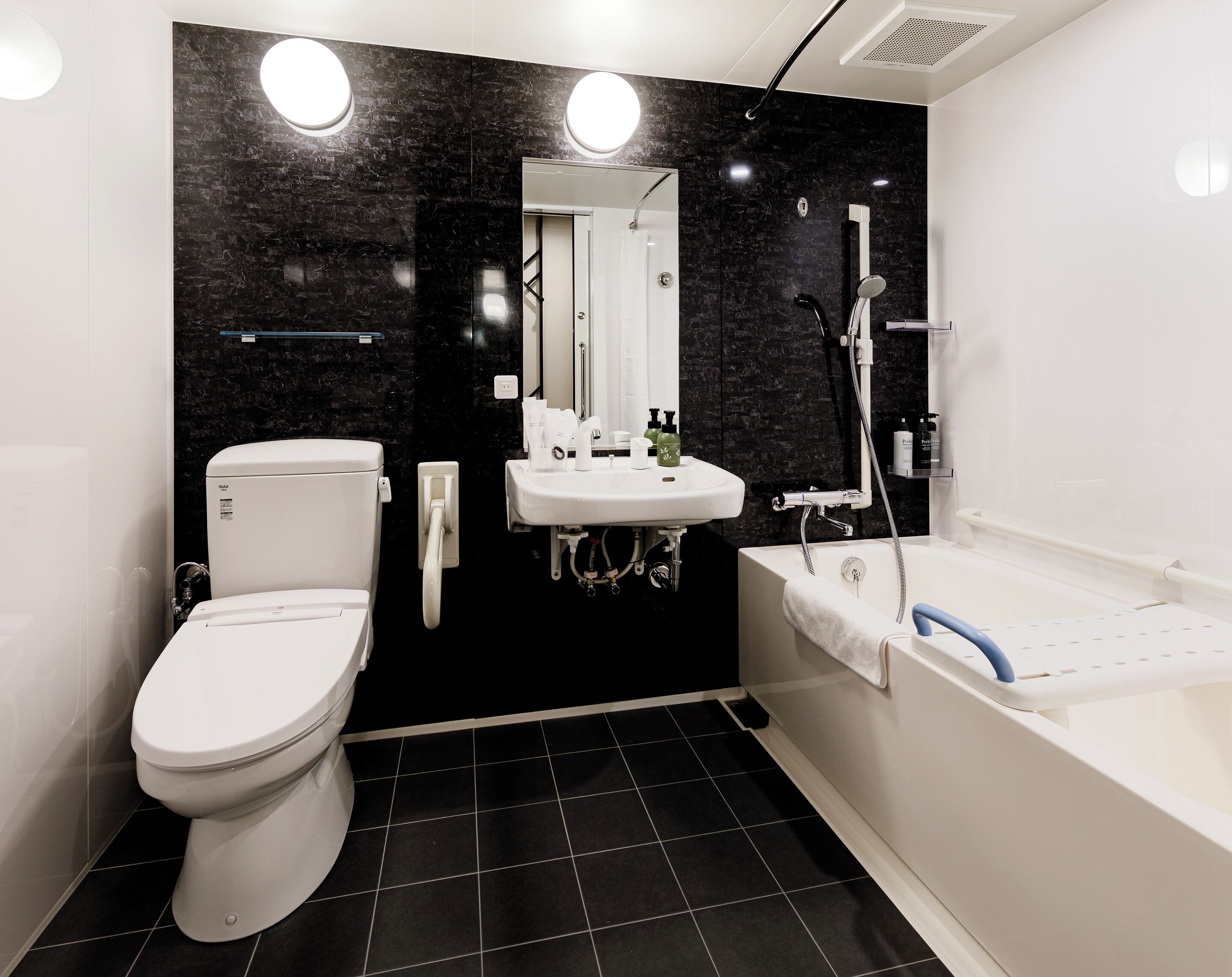 combined shower/bathtub, deep-soaking bathtub, free toiletries