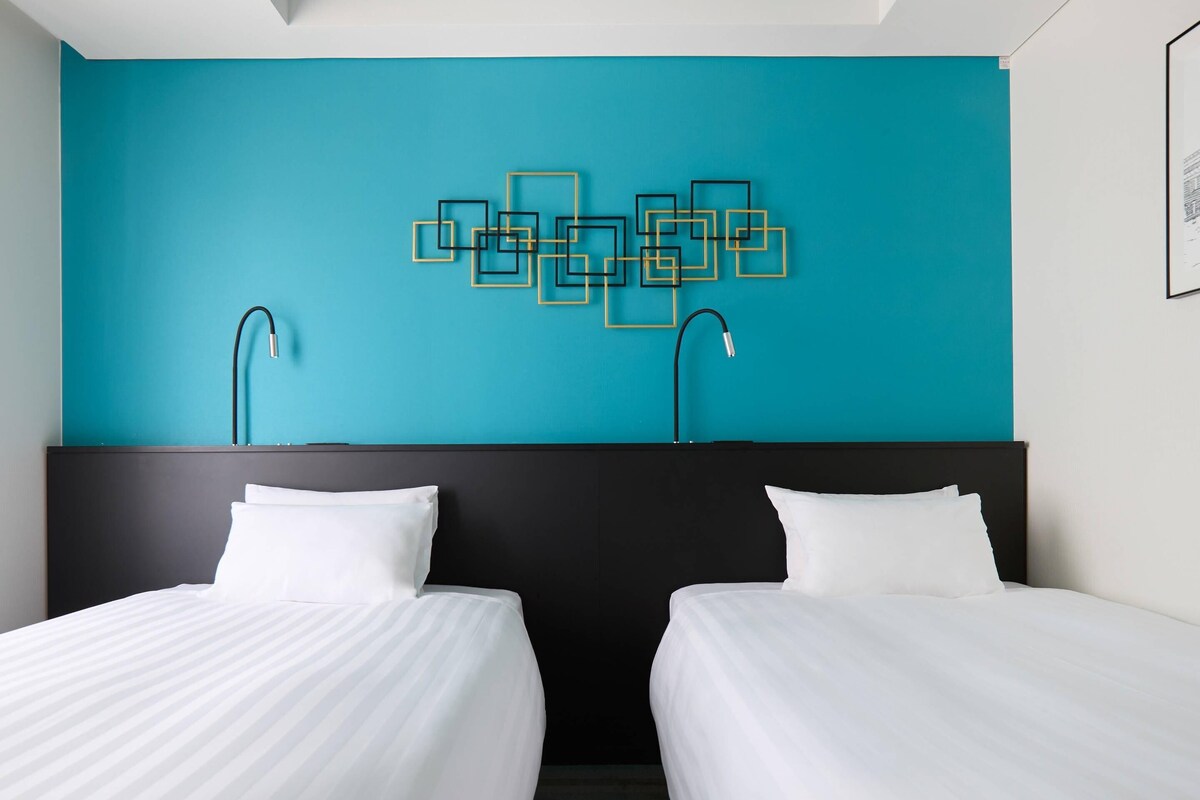 Deluxe Room, 2 Twin Beds, Non Smoking | In-room safe, desk, blackout drapes, WiFi (free)
