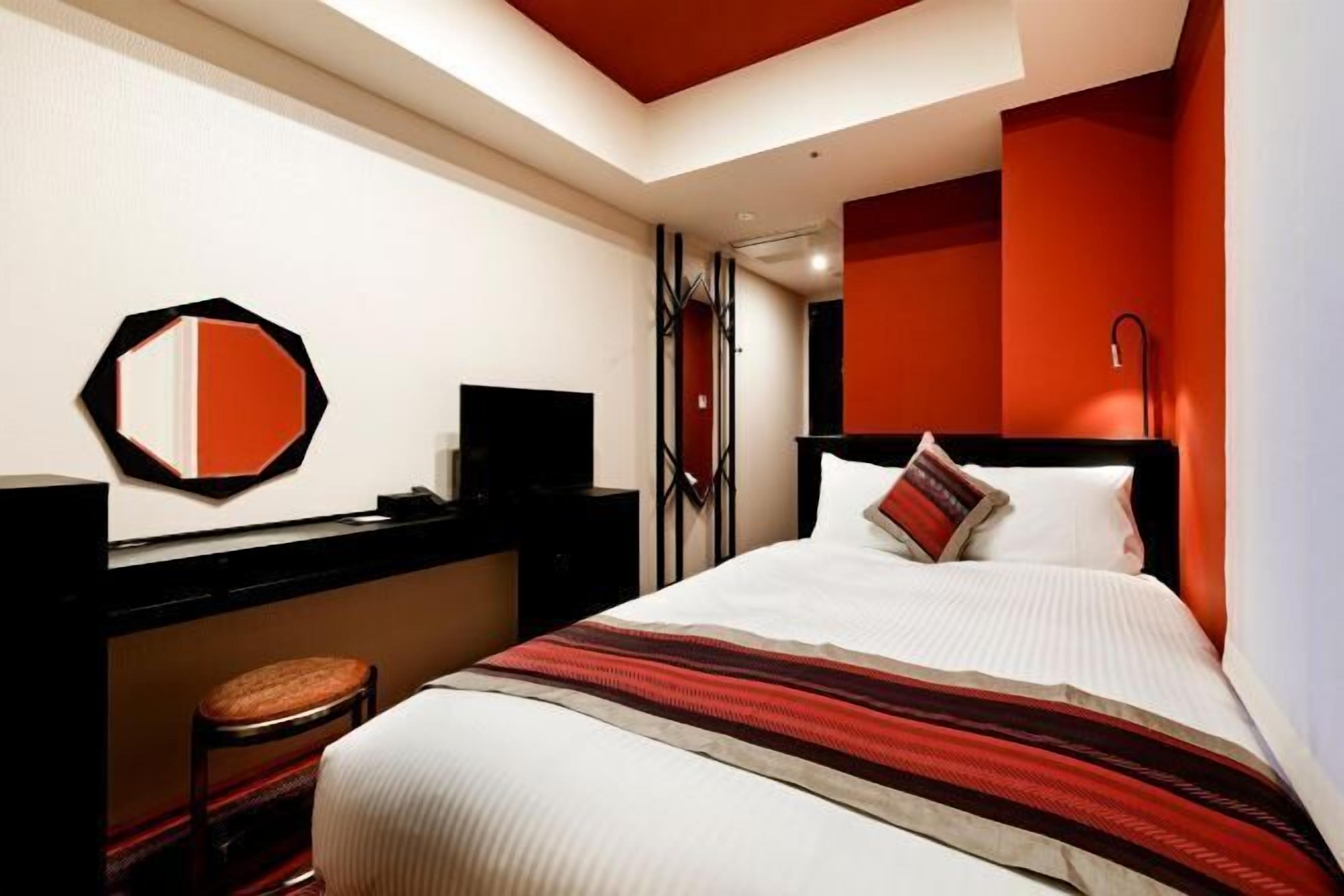 Down comforters, in-room safe, desk, free WiFi