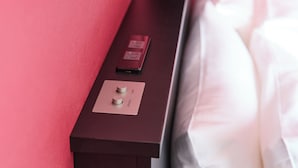 A control panel with two buttons labeled 'room' and 'entrance' on a wall. - HOTEL GEOMETIQ Osaka Umeda, an Ascend Collection Hotel (Osaka)