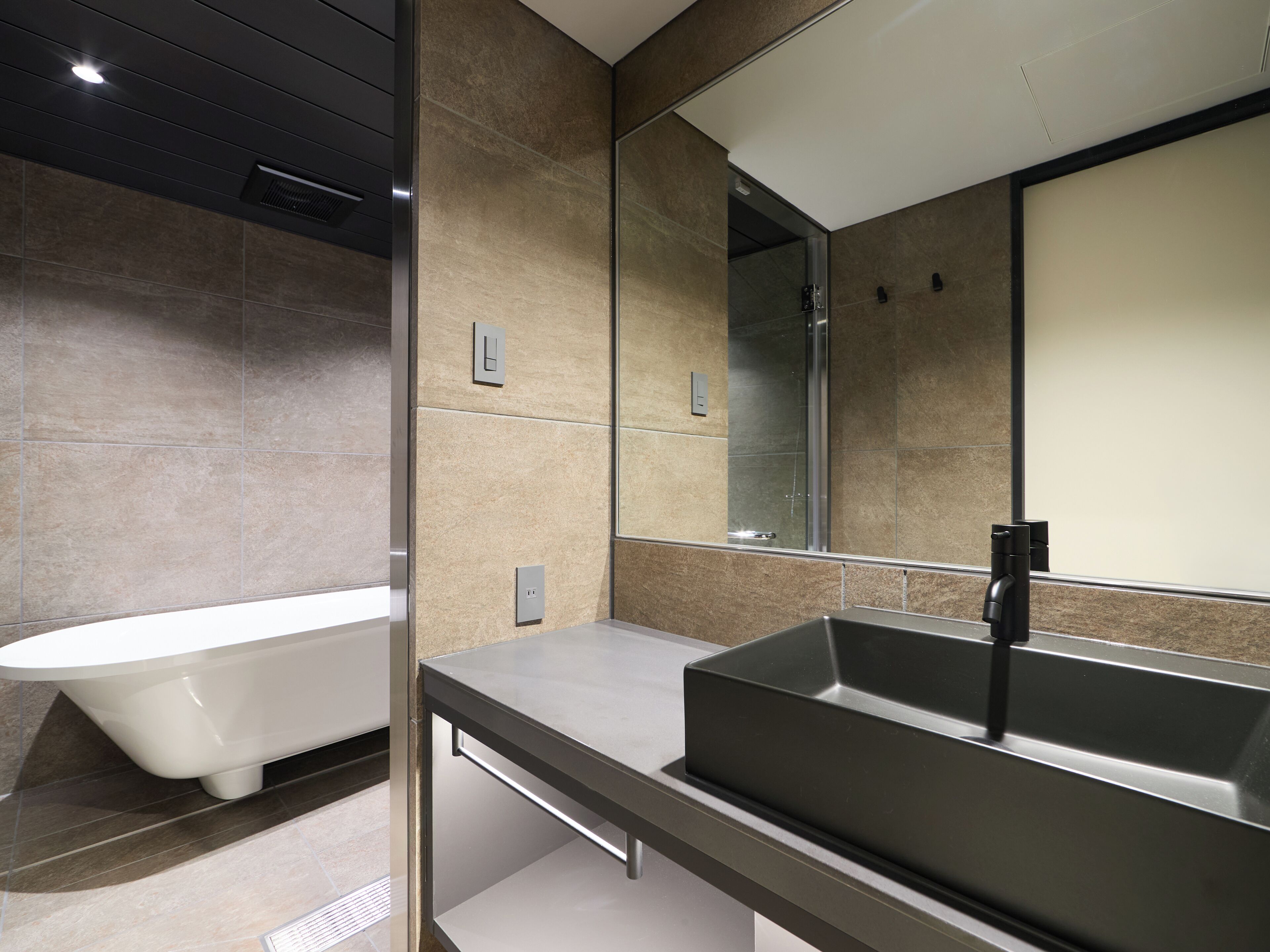 Executive Room, 2 Twin Beds, Non Smoking | Bathroom | Combined shower/tub, deep soaking tub, eco-friendly toiletries