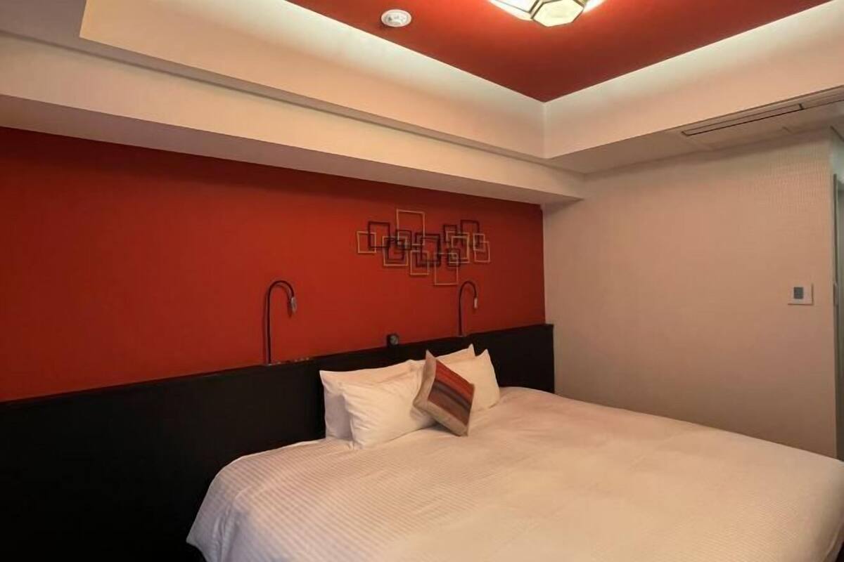 Down comforters, in-room safe, desk, free WiFi