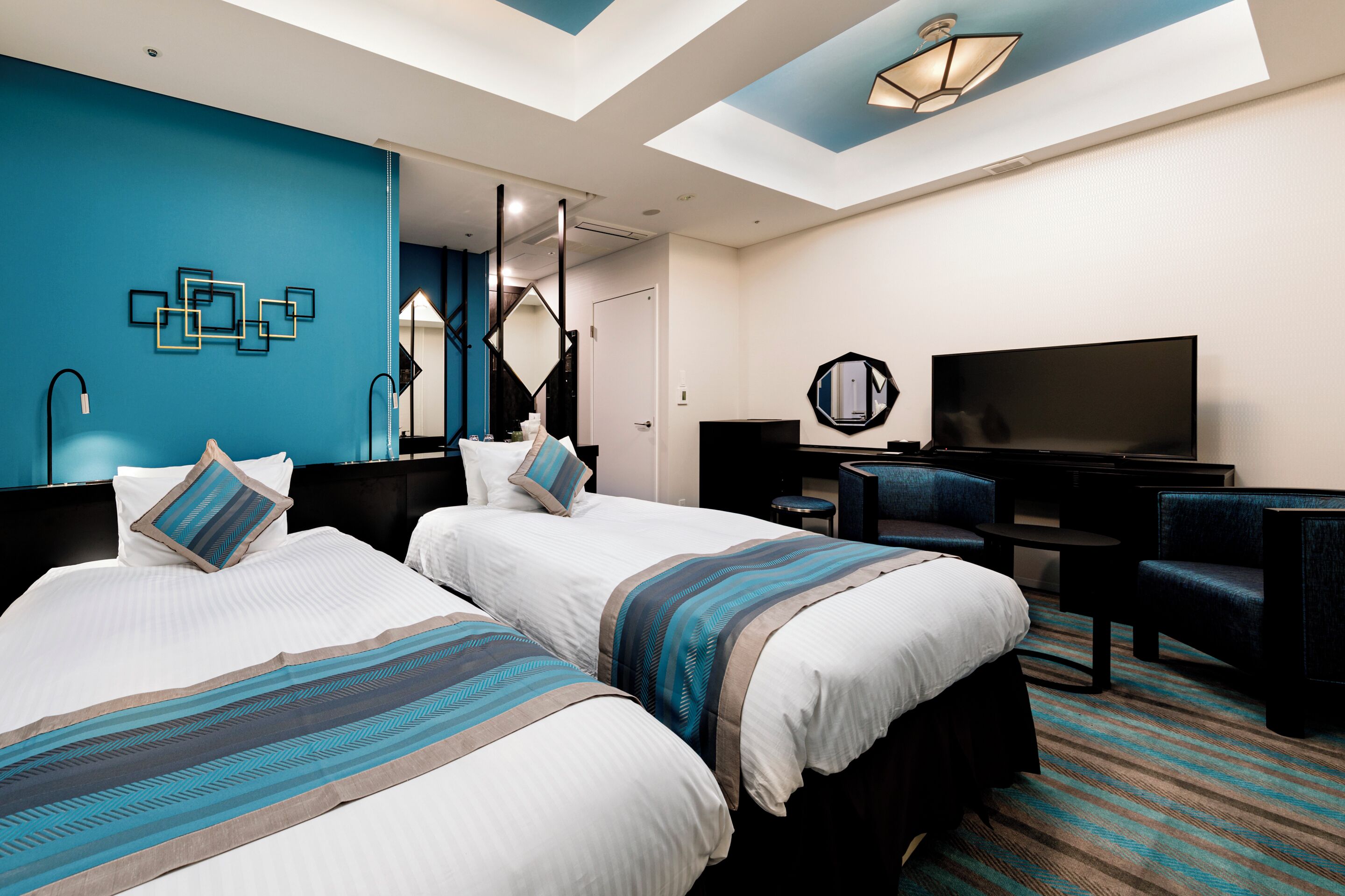 deluxe twin room | down duvets, in-room safe, desk, free wifi