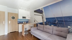 Apartamento (with balcony  - 4A) | Zona de estar | Una televisión