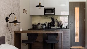 Apartamento (with balcony - 3B) | Cocina privada | Frigorífico, microondas, horno y placa de cocina