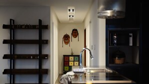 Jääkaappi, mikroaaltouuni, liesi, keittoastiat/astiat/ruokailuvälineet