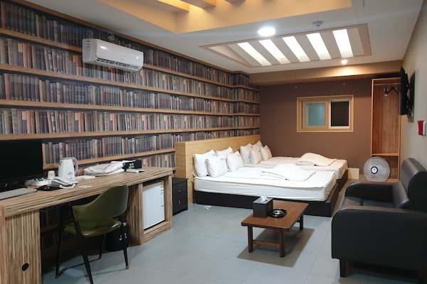 Premium Twin Room | Desk, laptop workspace, free WiFi
