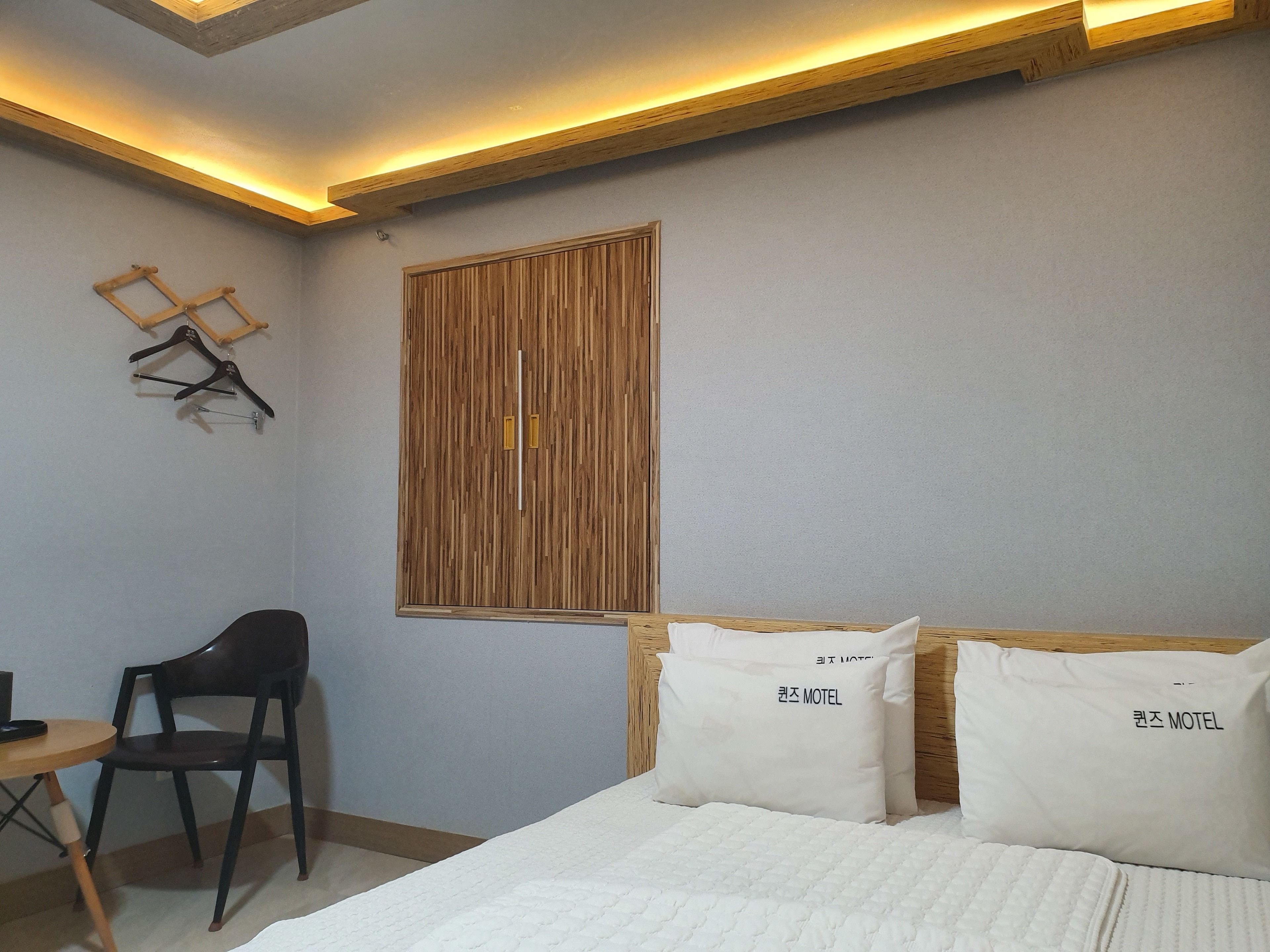 Kamar Double Standar | Meja kerja, ruang kerja ramah laptop, dan Wi-Fi gratis