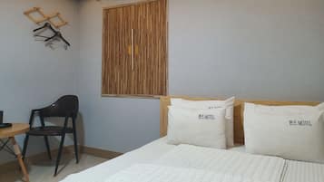 Kamar Double Standar | Meja kerja, ruang kerja ramah laptop, dan Wi-Fi gratis