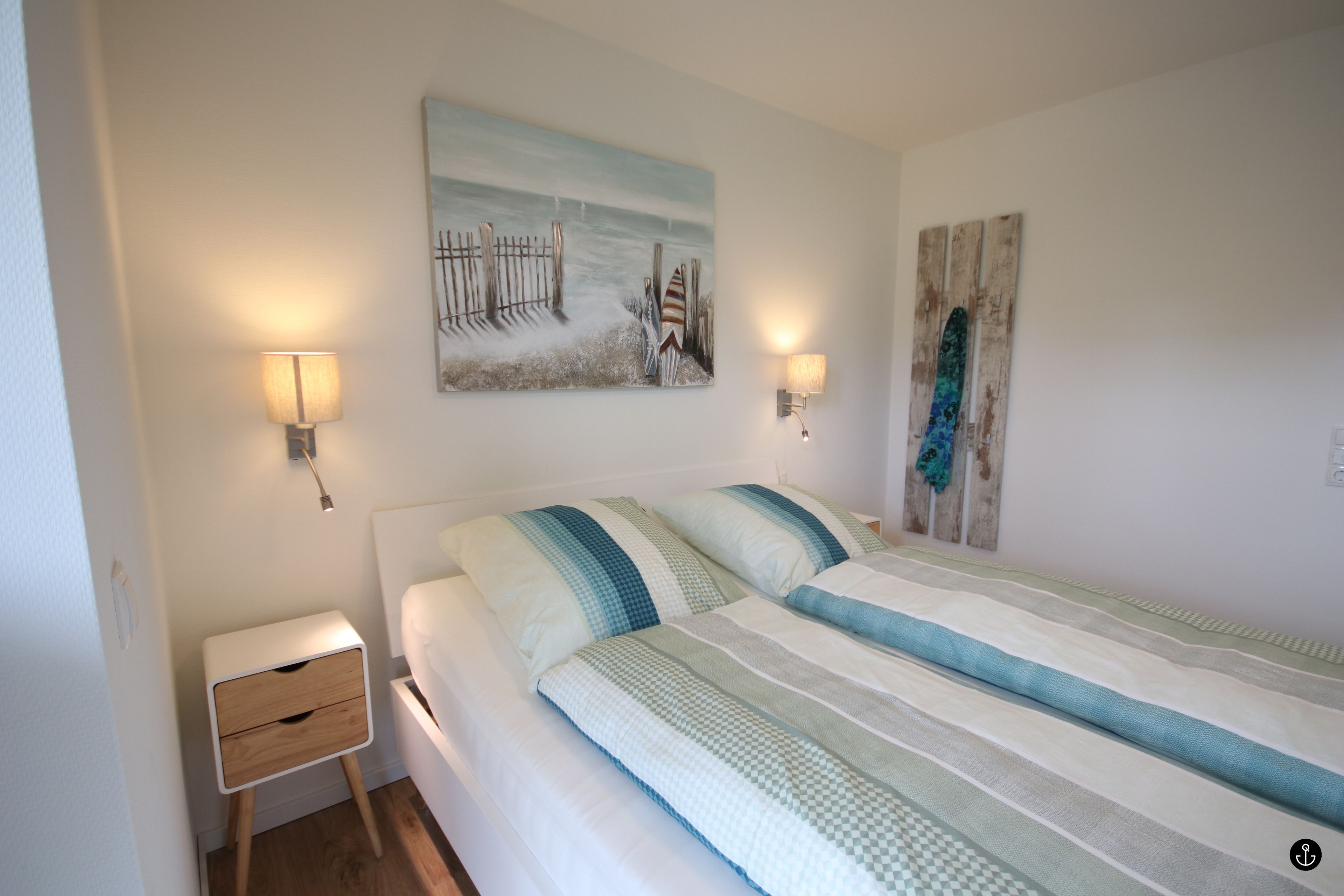 2 bedrooms, individually decorated, individually furnished, desk