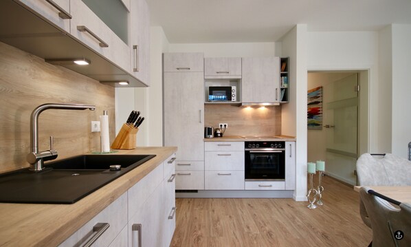 Kapitänshaus 2 | Cuisine privée | Grand réfrigérateur, micro-ondes, four, plaque de cuisson