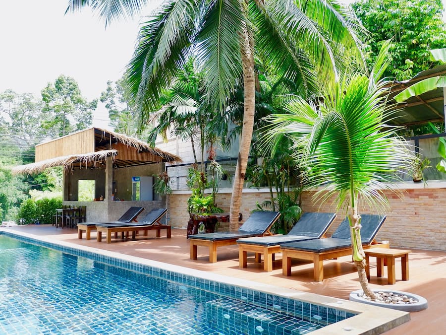 Piscina externa, espreguiçadeiras