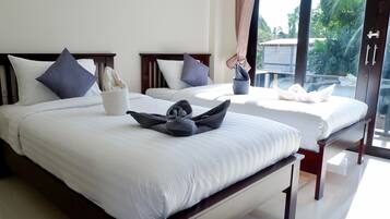 Standard Twin Room, 2 Twin Beds | 1 bedroom, minibar, desk, blackout drapes