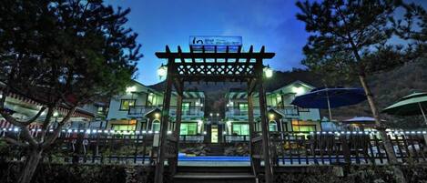 숙박 시설 입구