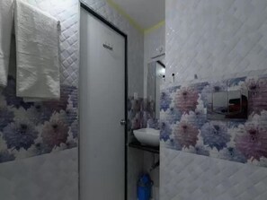 Chuveiro, toalhas de banho