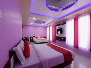 Kamar Quadruple Deluks | 1 kamar tidur, brankas, meja kerja, dan kedap suara