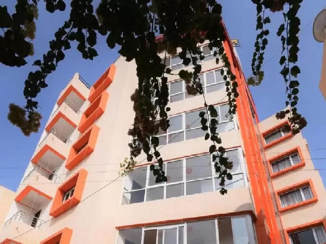 Um edifício com várias andares, varandas e janelas.