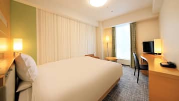 Escritorio, espacio para trabajar con laptop y cortinas blackout