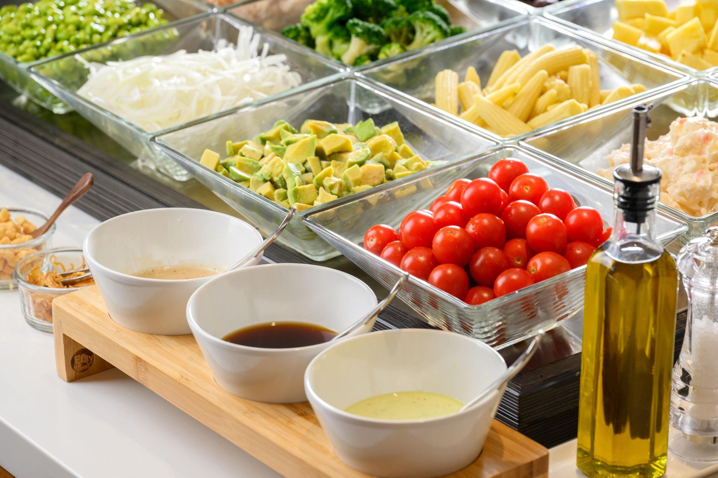 Ein reichhaltiges Buffet mit verschiedenen Speisen und Beilagen.