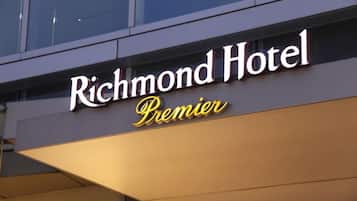 A hotel sign with the name "Richmond Hotel Premier".
