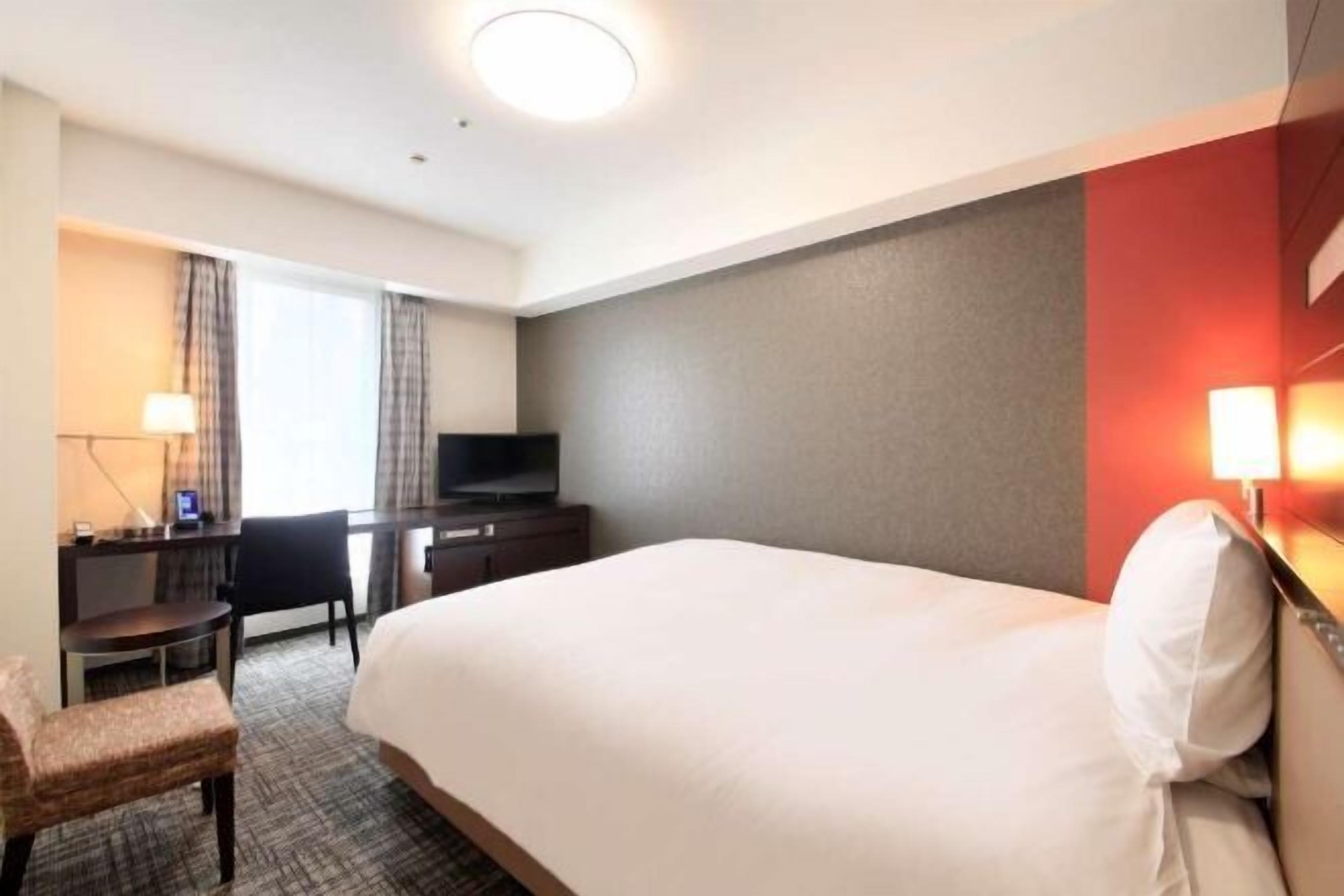 مكتب ومساحة عمل للكمبيوتر المحمول وستائر تعتيم ومكواة/لوح كي