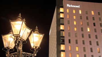 Un edificio con el nombre 'Richmond' iluminado en su fachada.