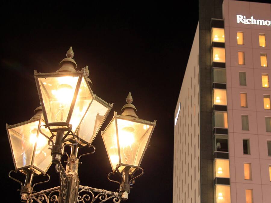 Un edificio con el nombre 'Richmond' iluminado en su fachada.
