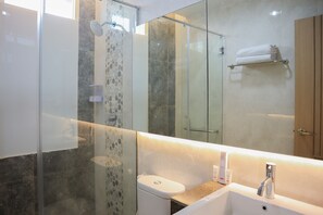 Phòng Suite Deluxe | Phòng tắm | Buồng tắm vòi sen, chậu vệ sinh/vòi rửa, khăn tắm 