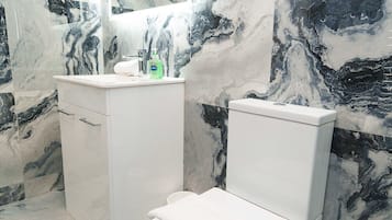 Standard Apartment, Private Bathroom (One Bedroom) | Bathroom