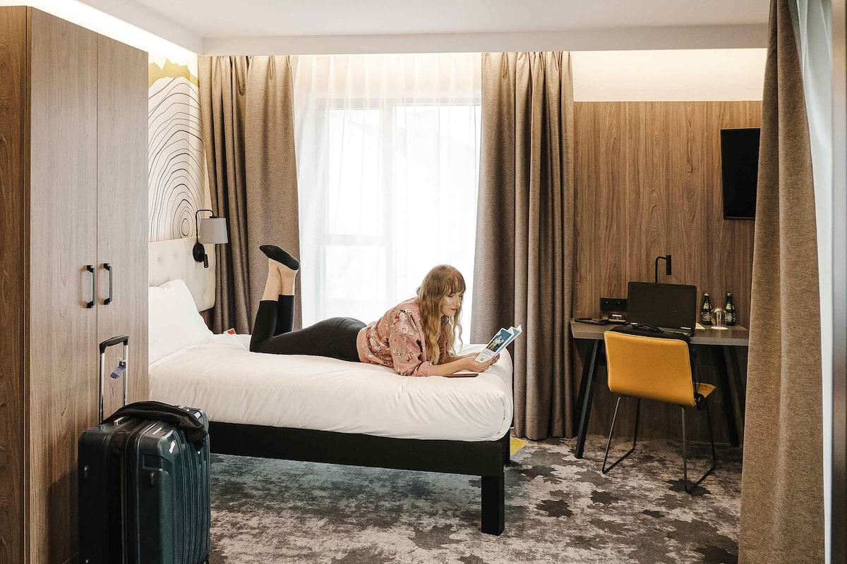 Desk, soundproofing, iron/ironing board, free WiFi