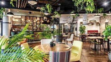 Makan tengah hari dan makan malam dihidangkan, masakan antarabangsa