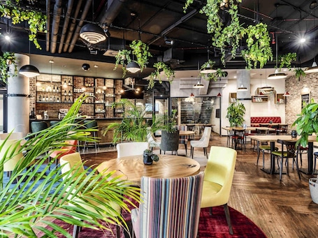 Se sirven almuerzos y cenas, cocina internacional